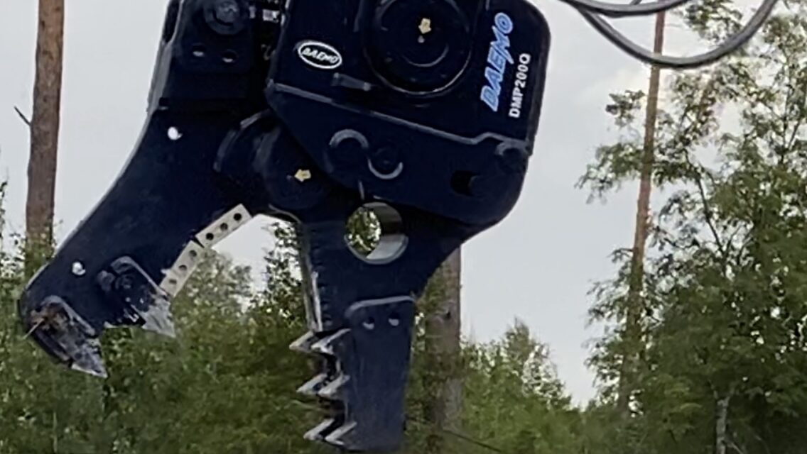 Hüdraulilised betoonikäärid ekskavaatori küljes lammutustööde ja betoonkonstruktsioonide purustamiseks.