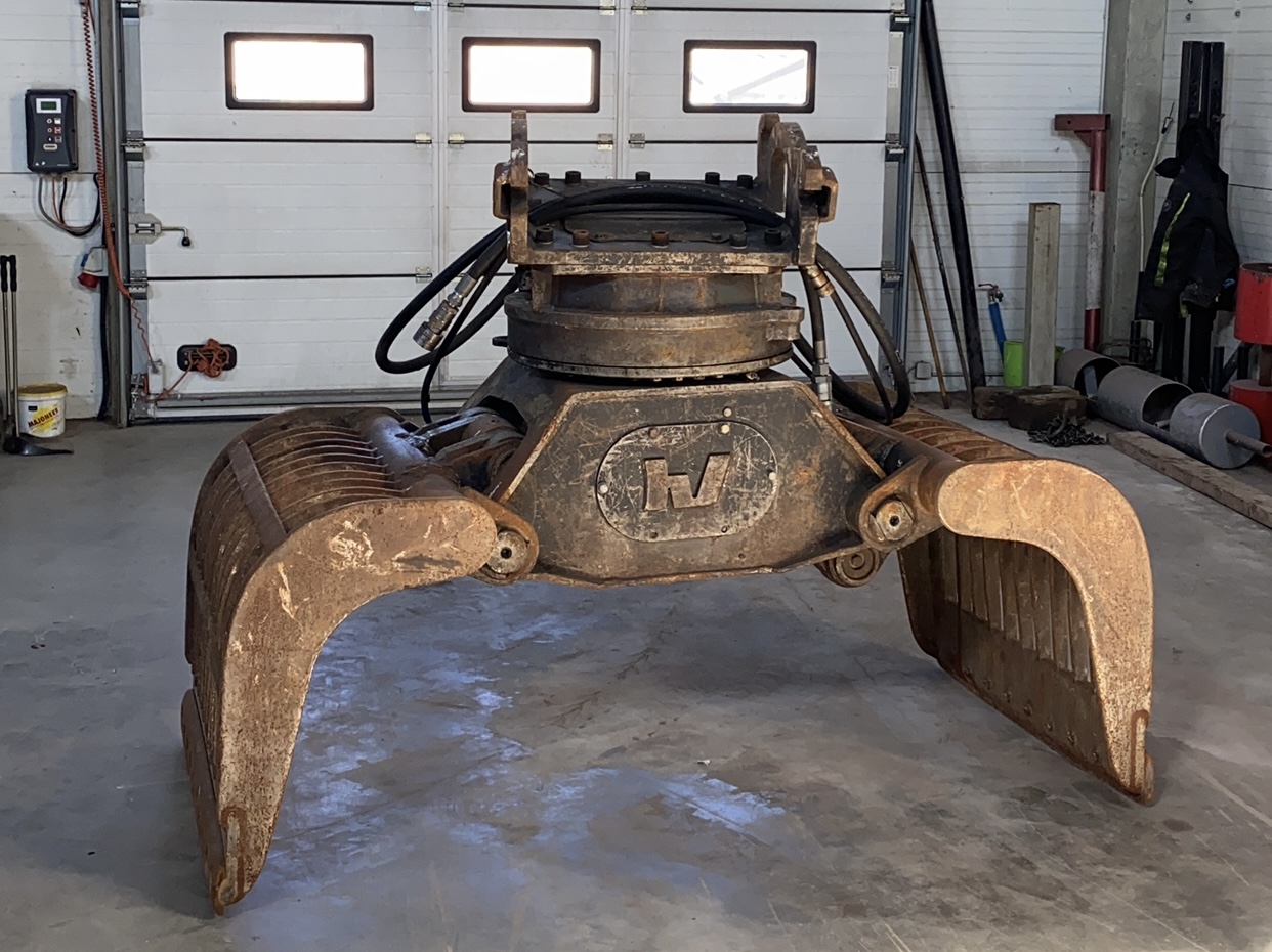 Hüdrauliline haarats ekskavaatori lisaseadmena materjalide tõstmiseks ja sorteerimiseks.