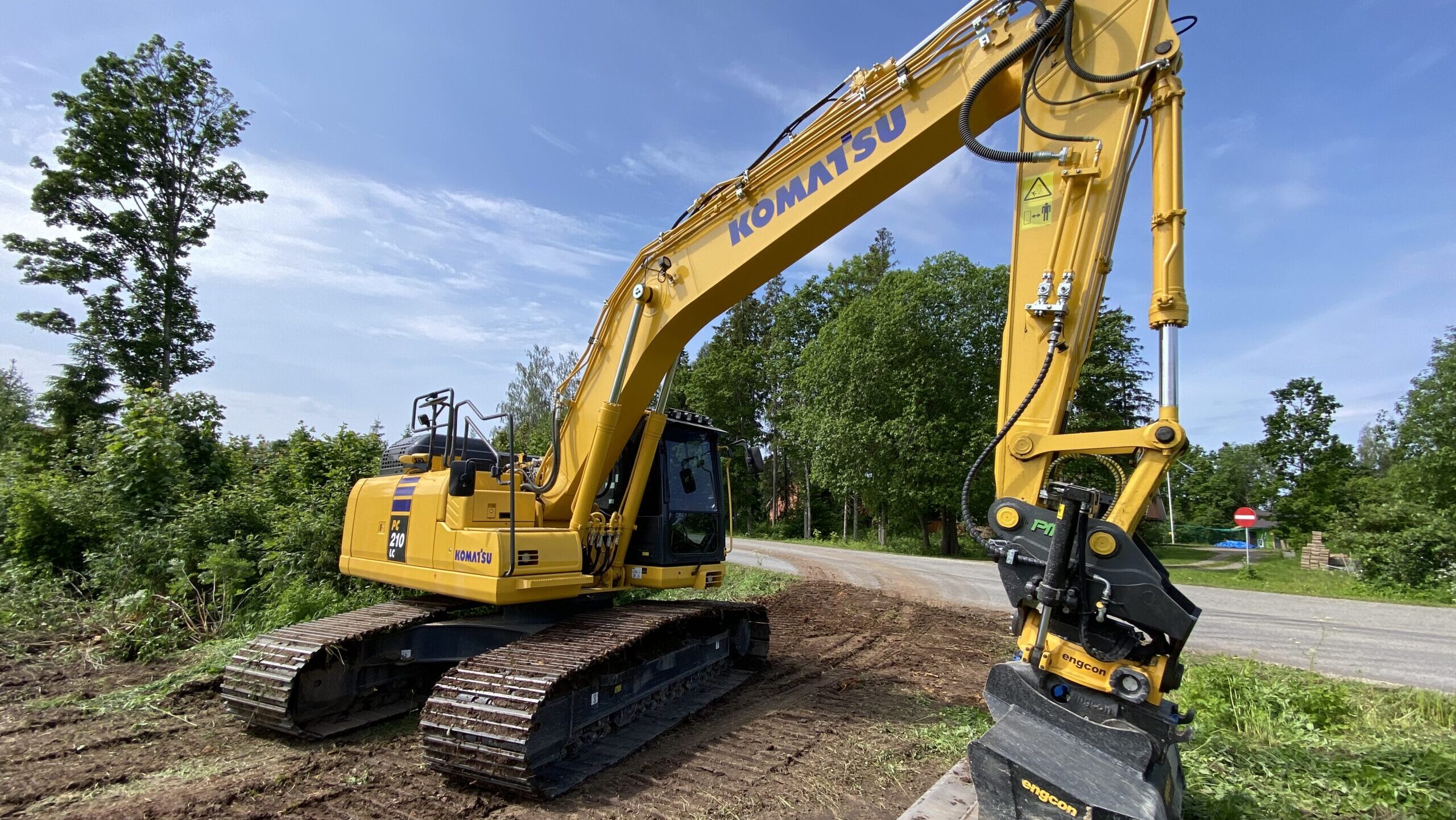 Komatsu roomikekskavaator Engcon pöördpeaga täpsete kaevetööde teostamiseks.