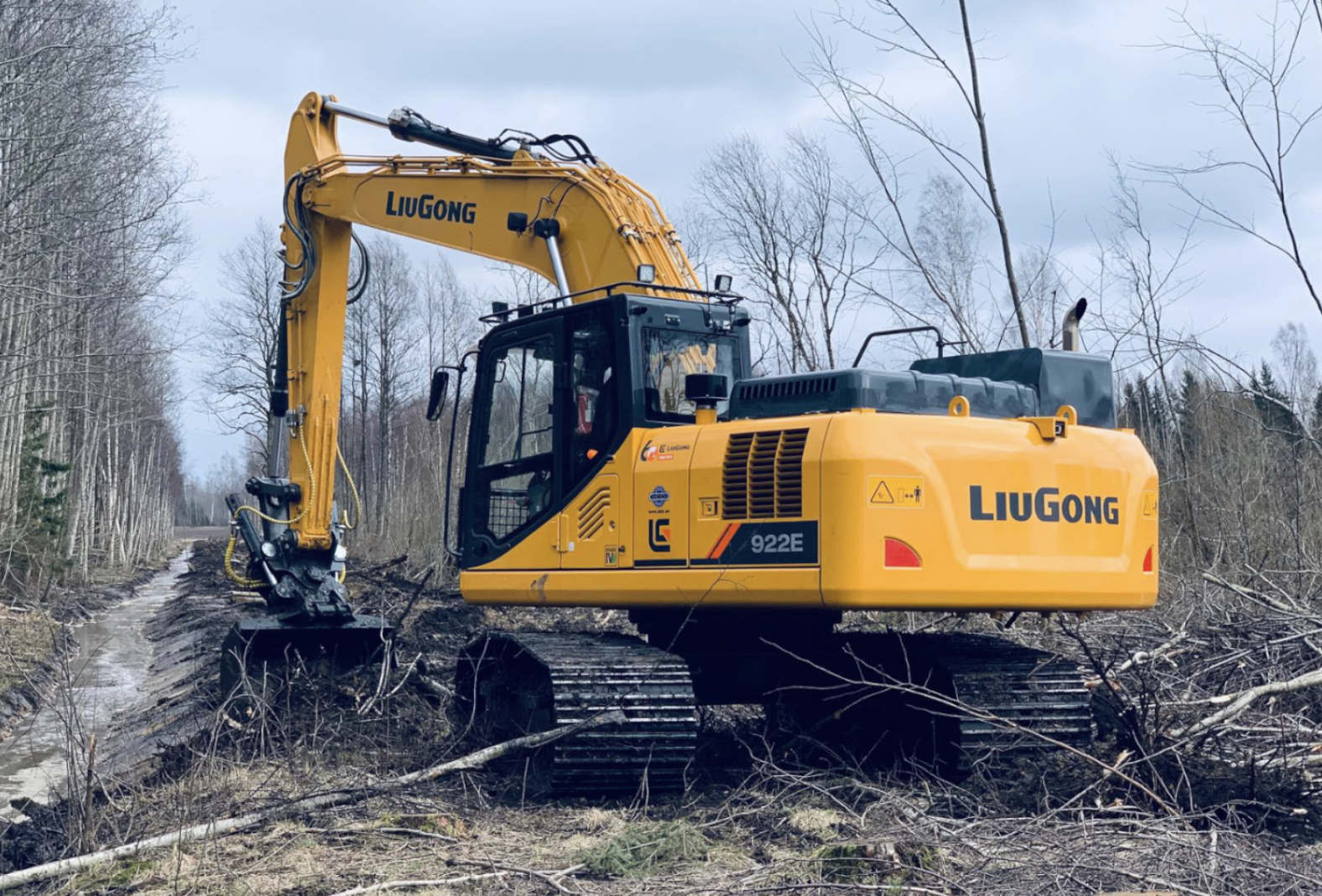 LiuGong 922E roomikekskavaator kraavikaevamisel ja pinnasetöödel metsases piirkonnas.