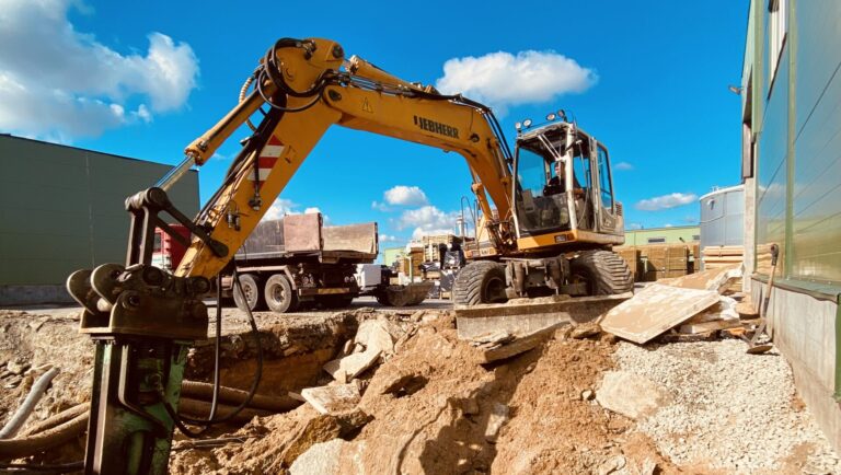 Liebherr ekskavaator hüdrovasaraga betooni ja pinnase purustustöödel.