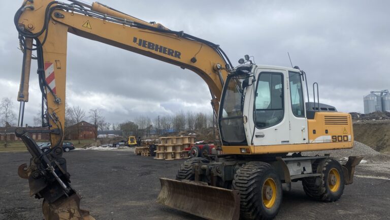 Liebherr kummiekskavaator kaeve- ja teetööde teostamiseks ehitusobjektil.