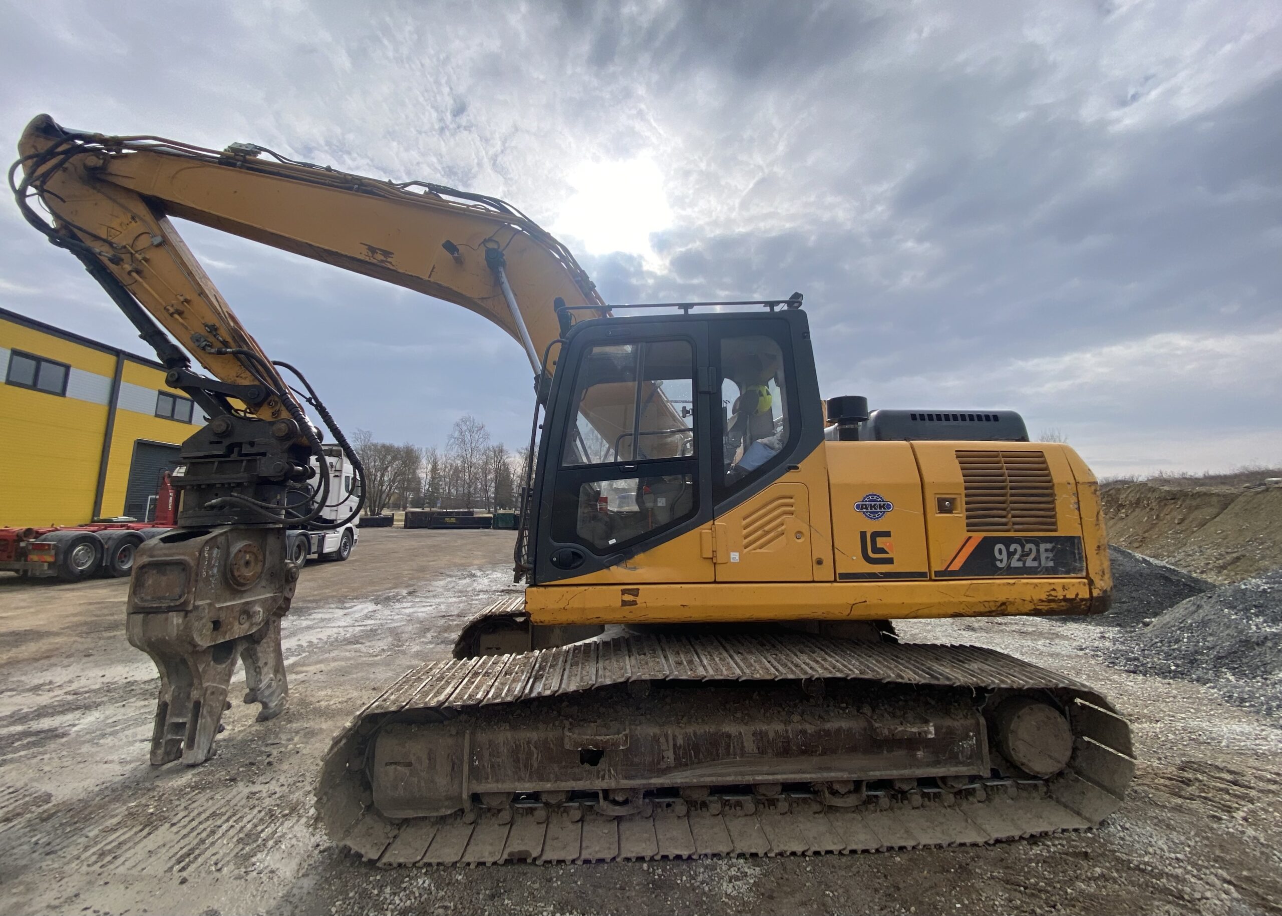 Liugong 922E roomikekskavaator betoonkääridega lammutustöödel ja materjali sorteerimisel.