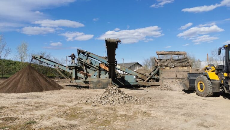 Pinnasesõel sõelumistööl, mulla ja kivimaterjali fraktsioonideks eraldamine.