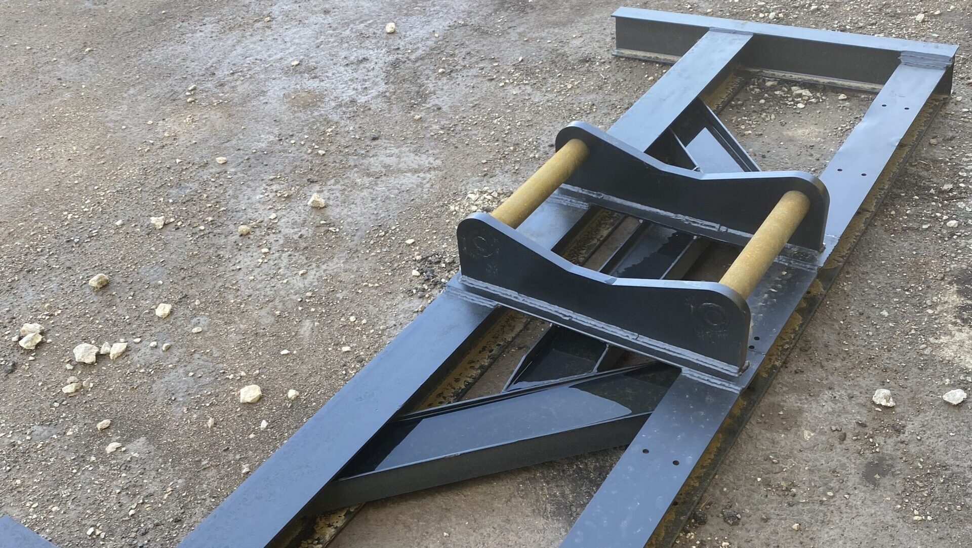 Ekskavaatori planeerimisliip pinnase ja killustiku täpseks tasandamiseks.