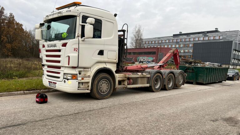 Scania 8×2 konksliftiga veok konteineri veol ehitusobjektil.