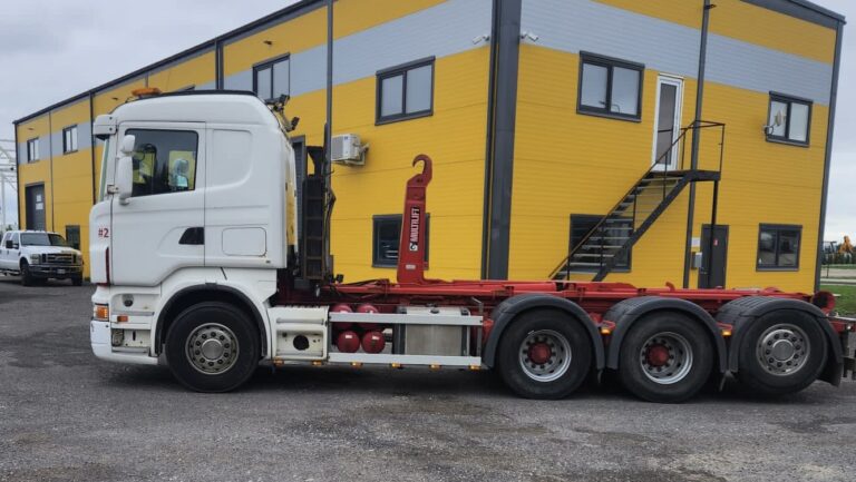Scania 8×4 konksliftiga veok konteineriveoks ja raskete materjalide transpordiks.