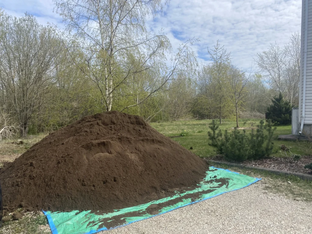 20 tonni sõelutud mulda eramaja hoovis haljastus- ja pinnasetöödeks.