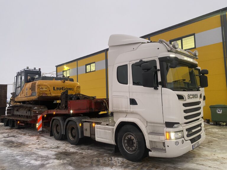 Scania R580 treileriga rasketehnika veol, ekskavaatori transport ehitusobjektile.