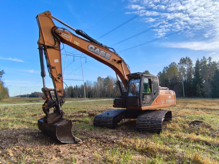 CASE ekskavaator kaevetöödel avamaastikul.