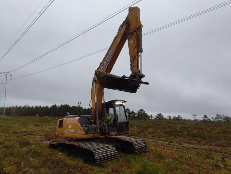 CASE roomikekskavaator kaevetöödel elektriliinide all.
